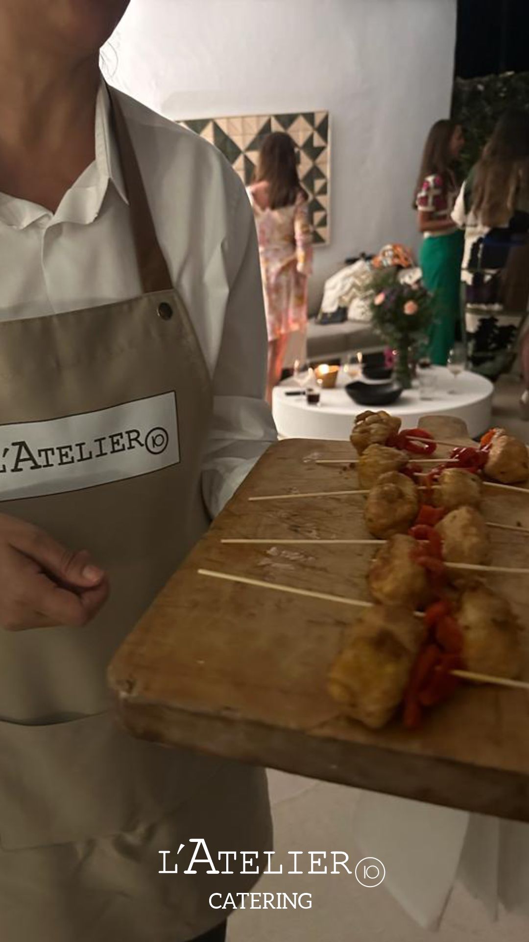 ateliercatering-2 Catering en Madrid sirviendo pinchitos