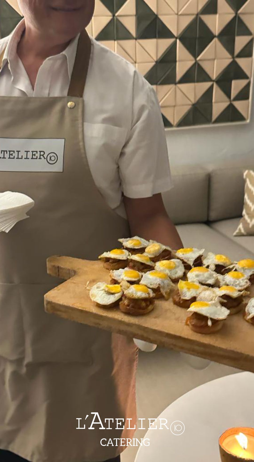 ateliercatering-6 Catering en Madrid sirviendo pinchitos