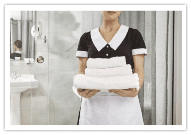 empleada-servicios-domesticos-con-toallas
