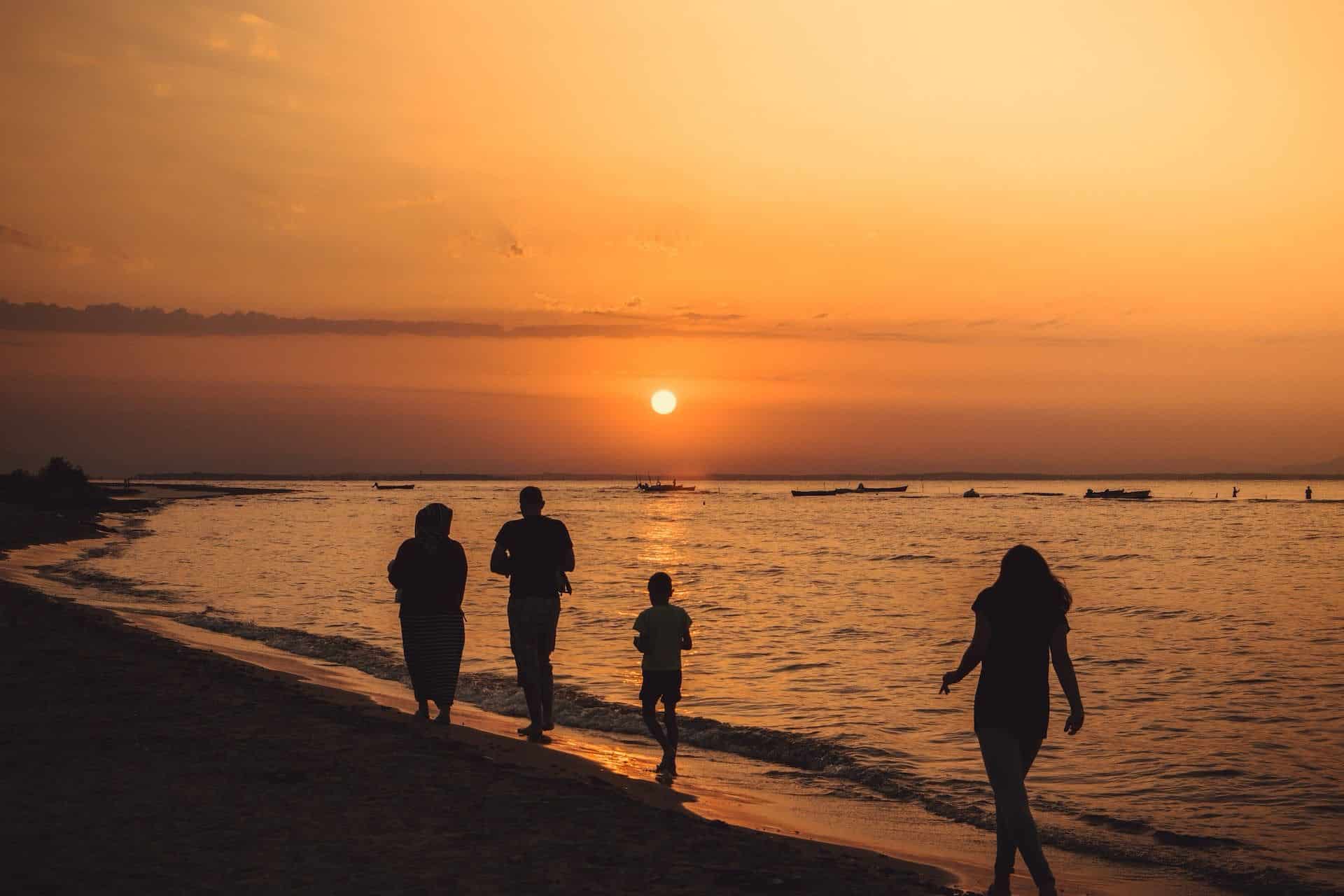 familia-tardecer-en-la-playa